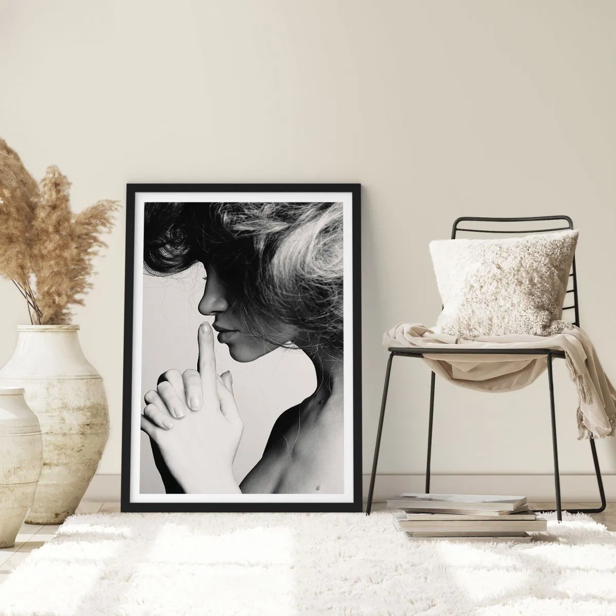 Poster in cornice nera - Ritratto di una donna che fa un gesto di silenzio - 50x70cm - Ascoltando se stessa - Decorazione murale moderna per soggiorno e camera da letto ARTTOR