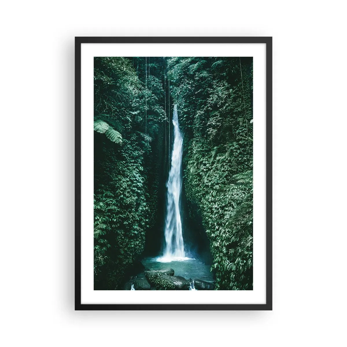 Poster in cornice nera - Cascata nella giungla tropicale - 50x70cm - Terme tropicali - Decorazione murale moderna per soggiorno e camera da letto ARTTOR