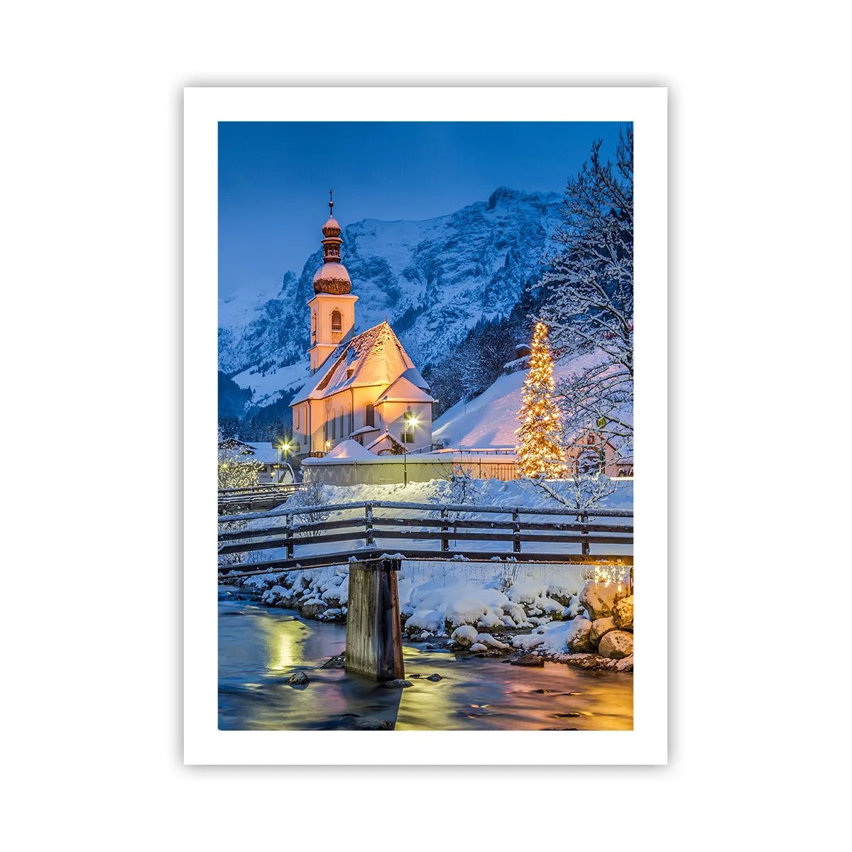 Poster - Una chiesa in un ambiente invernale con un albero di Natale e luci natalizie - 50x70cm - Lo spirito di Natale - Decorazione murale moderna per soggiorno e camera da letto ARTTOR
