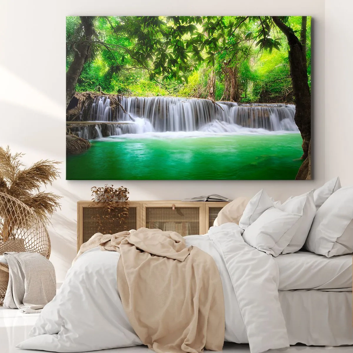 Quadro su tela - Stampe su Tela - Una cascata verde circondata da una fitta vegetazione tropicale - 100x70cm - Cascata nel verde - Decorazione murale moderna per soggiorno e camera da letto ARTTOR
