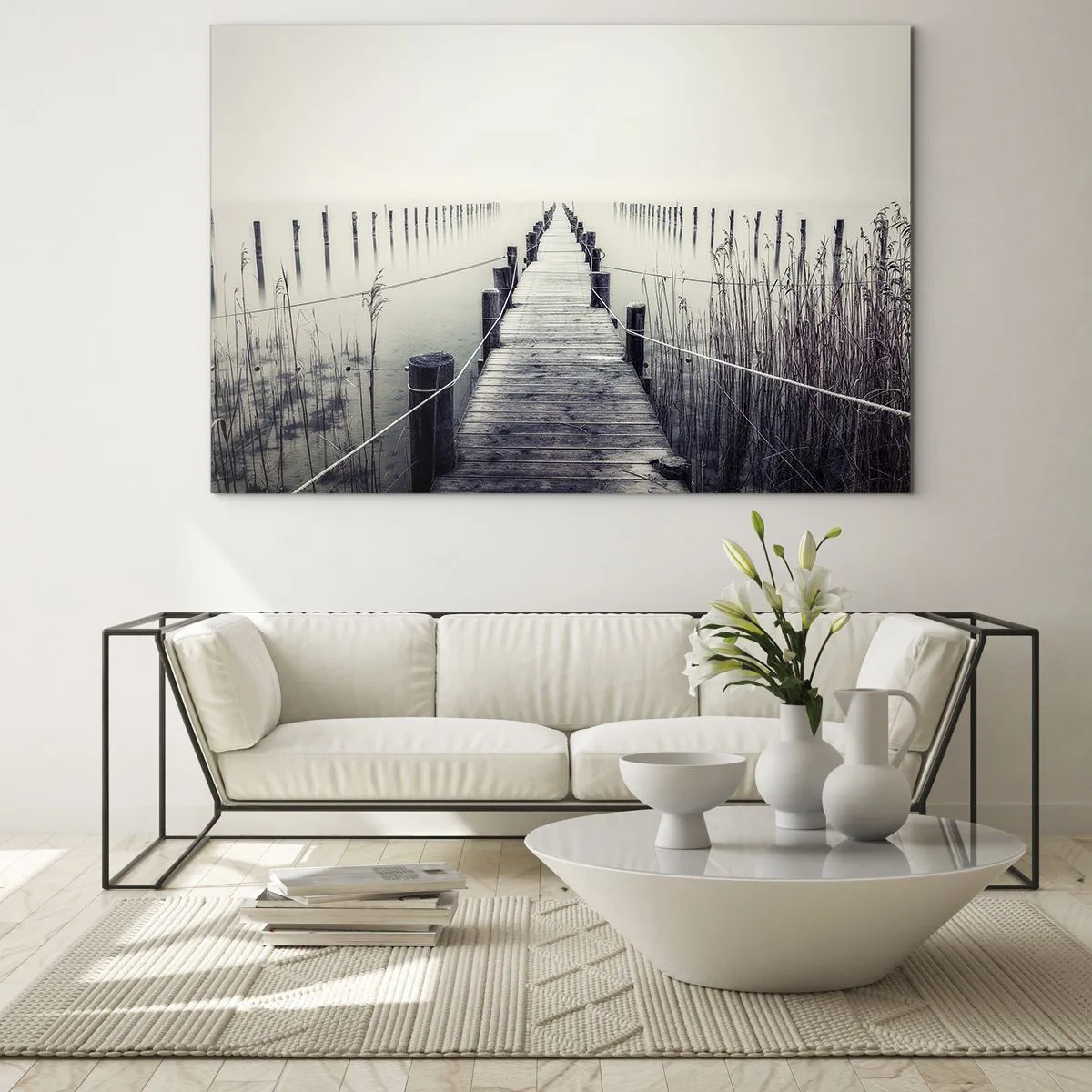 Quadro su vetro - Un ponte di legno conduce nelle profondità di un lago calmo nella nebbia. - 70x50cm - Immergiti nella pace - Decorazione murale moderna per soggiorno e camera da letto ARTTOR