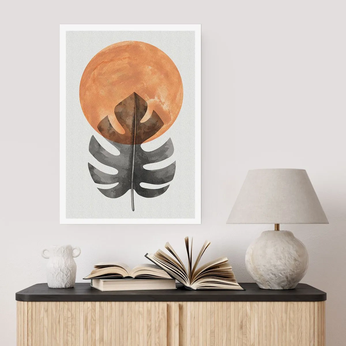 Poster - Una foglia di monstera contro un caldo cerchio arancione - 50x70cm - Sempre il sole - Decorazione murale moderna per soggiorno e camera da letto ARTTOR