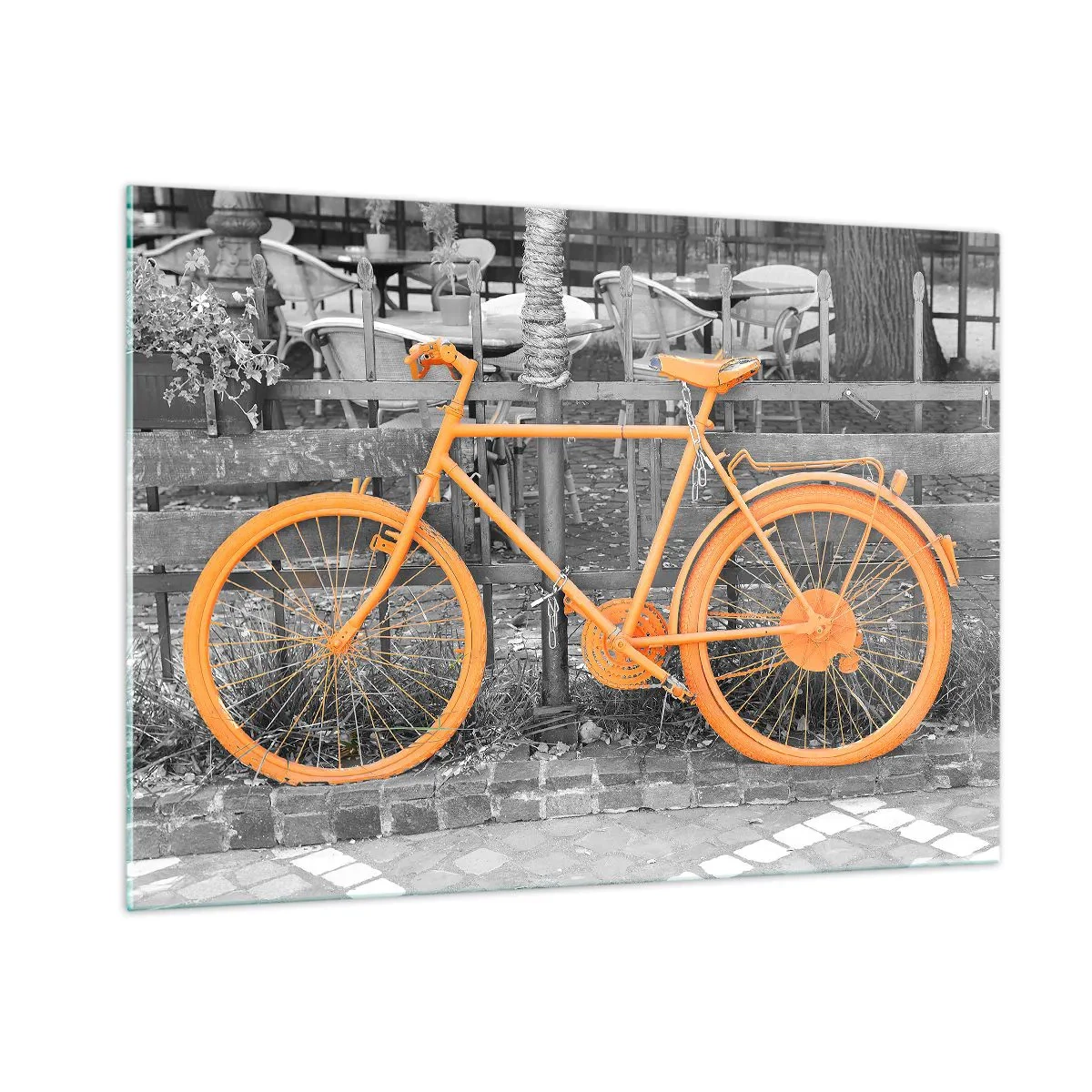 Quadro su vetro - Illustrazione di una bicicletta dipinta di arancione su uno sfondo bianco e nero. - 100x70cm - Vai, ti aspetto qui - Decorazione murale moderna per soggiorno e camera da letto ARTTOR