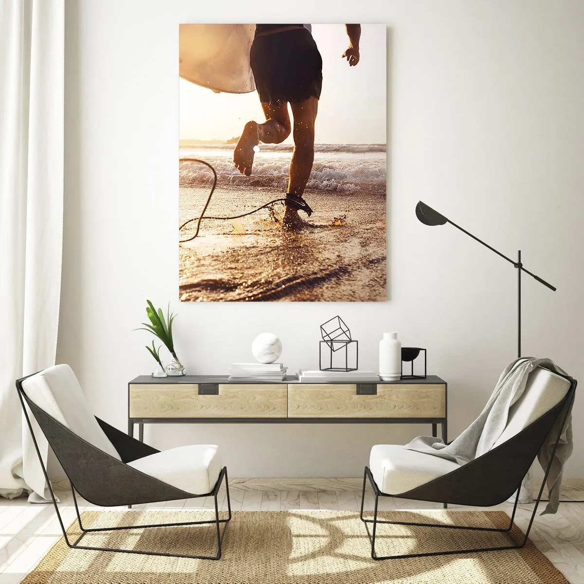 Quadro su vetro - Un surfista corre lungo la spiaggia con la sua tavola sotto il sole. - 80x120cm - L'incontro delle onde - Decorazione murale moderna per soggiorno e camera da letto ARTTOR