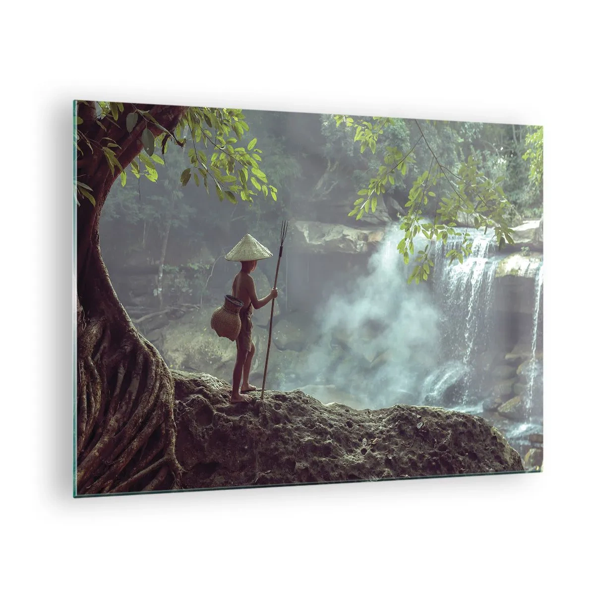 Quadro su vetro - Un ragazzo con una lancia vicino a una cascata nella foresta pluviale - 70x50cm - In armonia con la natura - Decorazione murale moderna per soggiorno e camera da letto ARTTOR
