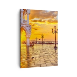 Quadro su tela - Stampe su Tela - Tramonto dorato sulla piazza della città con portici e lampioni - 50x70cm - Dove sono tutti? - Decorazione murale moderna per soggiorno e camera da letto ARTTOR