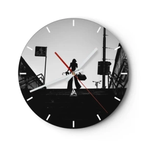 Orologio da parete - Orologio in Vetro - Silhouette di una donna sulle scale in uno scatto in bianco e nero a contrasto - 30x30cm - Gita cittadina - Decorazione murale moderna per soggiorno, cucina e camera da letto ARTTOR