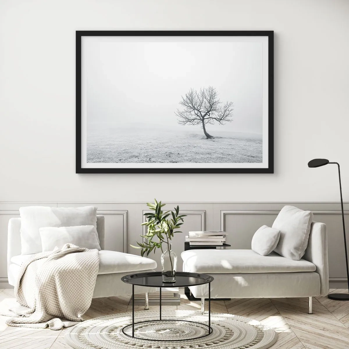 Poster in cornice nera - Un albero solitario nella nebbia invernale in un campo vuoto - 70x50cm - Contro il nulla - Decorazione murale moderna per soggiorno e camera da letto ARTTOR