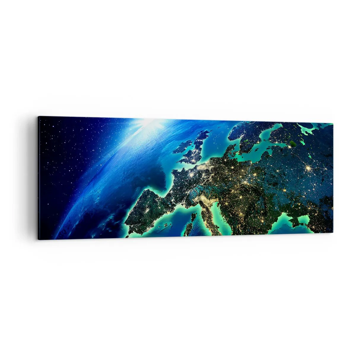 Quadro su tela - Stampe su Tela - Una vista di Europa dallo spazio, alla luce del sole nascente. - 140x50cm - L'Europa scintillante - Decorazione murale moderna per soggiorno e camera da letto ARTTOR