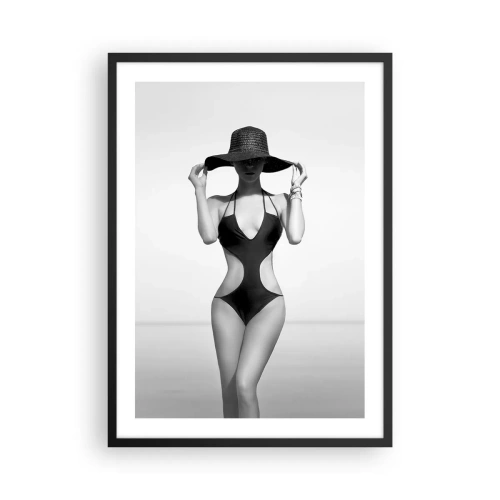 Poster in cornice nera - Fotografia in bianco e nero di una donna con cappello e costume da bagno - 50x70cm - Il mio nome è Eleganza - Decorazione murale moderna per soggiorno e camera da letto ARTTOR