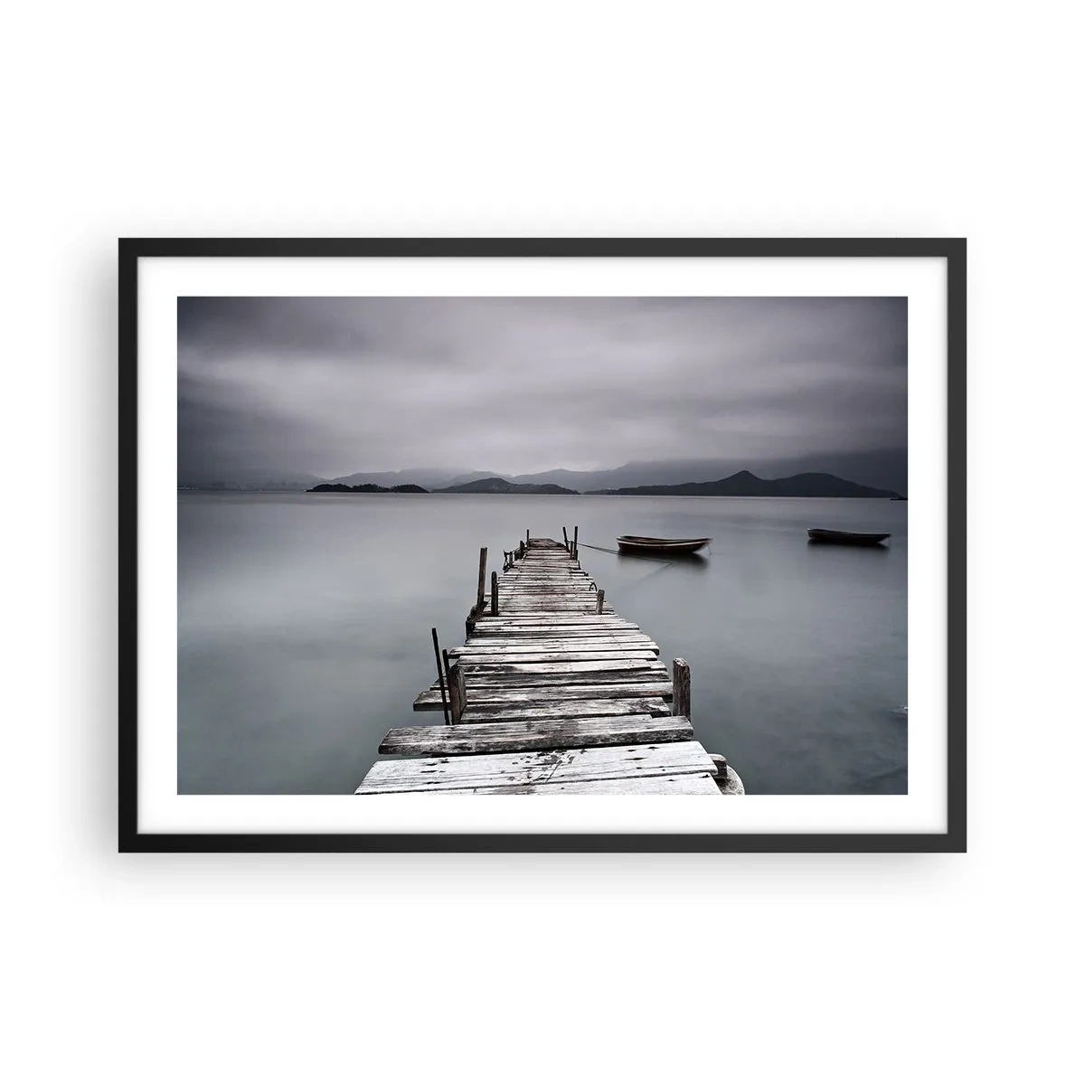Poster in cornice nera - Un ponte di legno che conduce alla superficie calma del lago - 70x50cm - Domani puoi partire - Decorazione murale moderna per soggiorno e camera da letto ARTTOR
