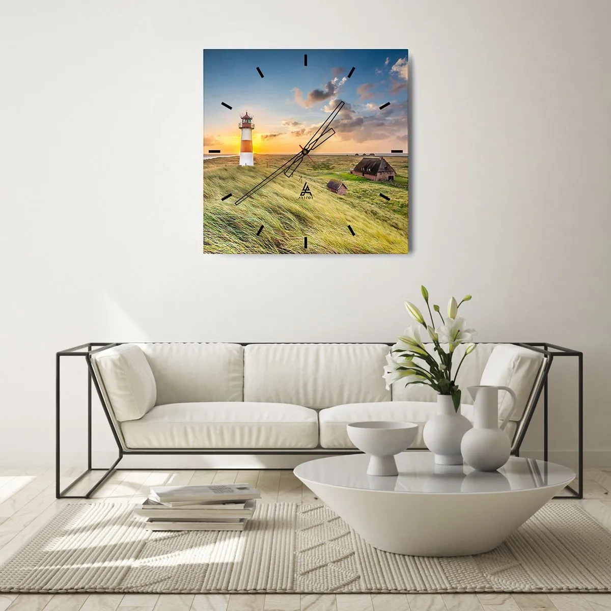 Orologio da parete - Orologio in Vetro - Un faro con prati e case al sole sullo sfondo - 30x30cm - Tra le onde - Decorazione murale moderna per soggiorno e camera da letto ARTTOR