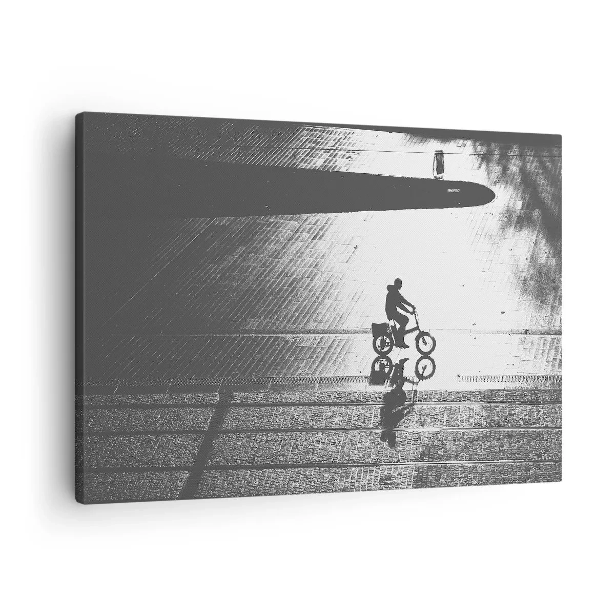 Quadro su tela - Stampe su Tela - Sagoma in bianco e nero di un ciclista su una strada bagnata - 70x50cm - Avanti, attraverso la città - Decorazione murale moderna per soggiorno e camera da letto ARTTOR
