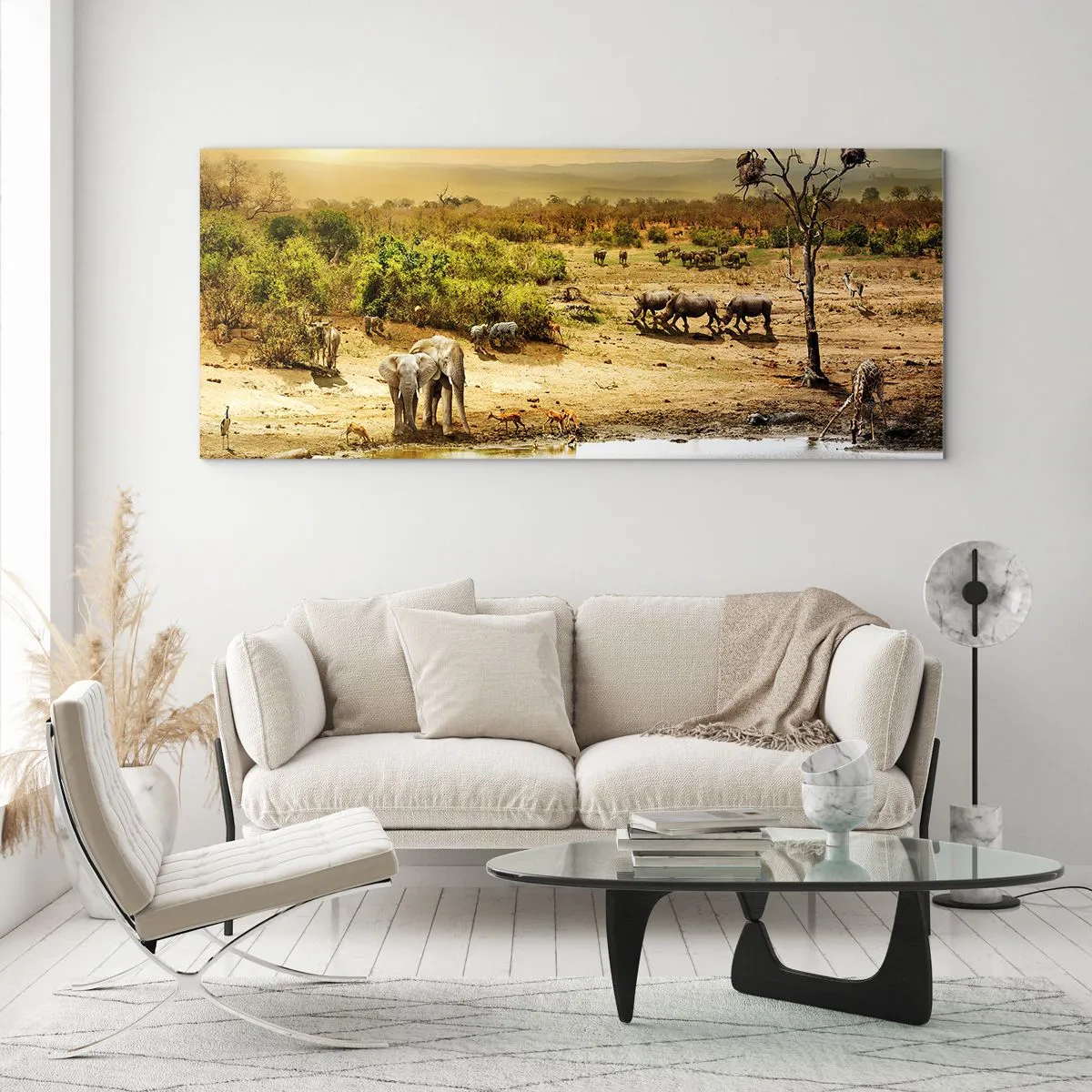 Quadro su vetro - Elefanti e animali selvatici in una pozza d'acqua al tramonto - 140x50cm - "Un fiume usciva da Eden…" - Decorazione murale moderna per soggiorno e camera da letto ARTTOR