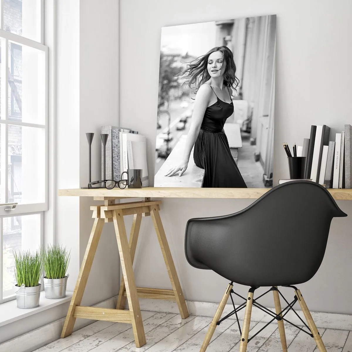 Quadro su vetro - Una donna in abito nero su un balcone in stile parigino - 50x70cm - Sicuramente parigina - Decorazione murale moderna per soggiorno e camera da letto ARTTOR