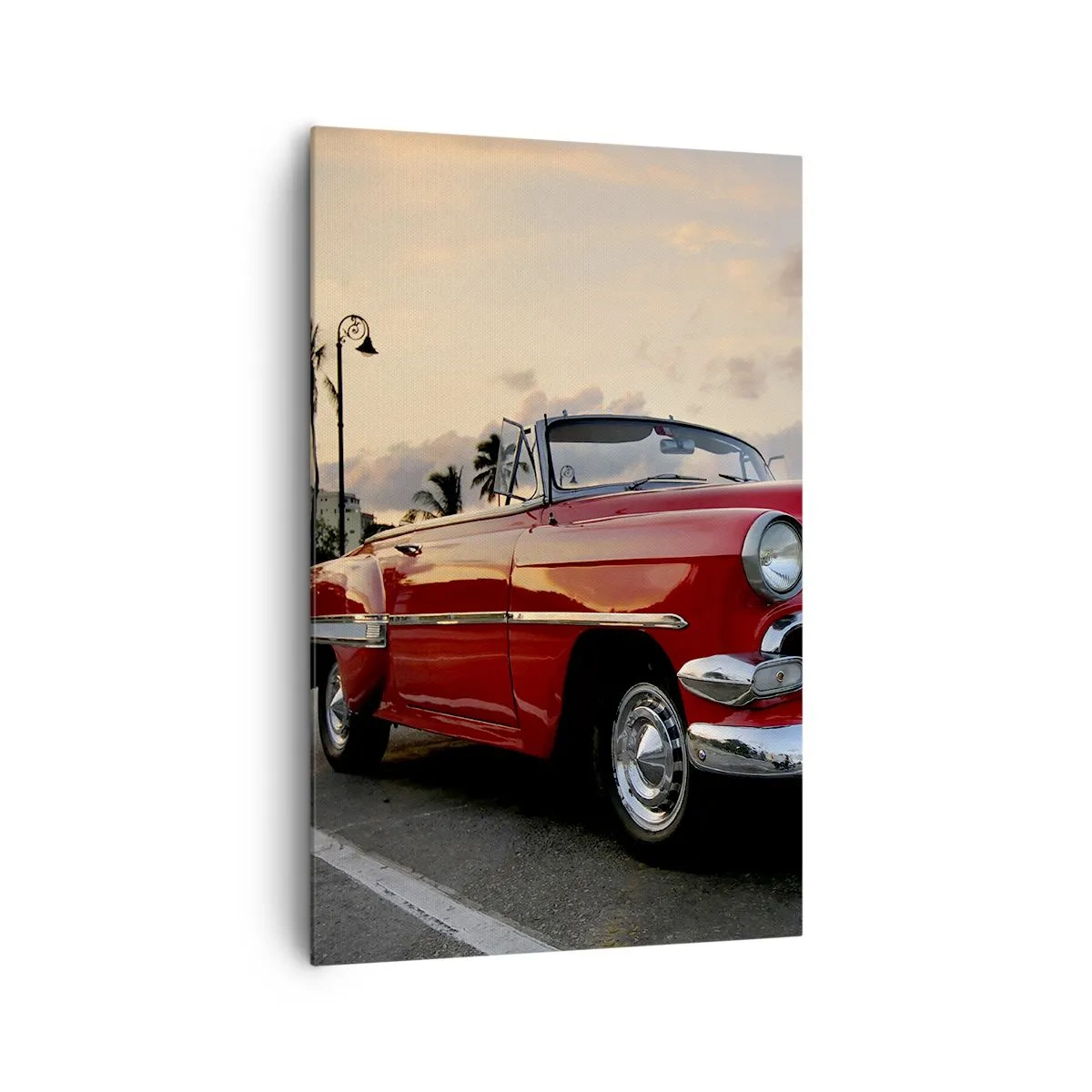 Quadro su tela - Stampe su Tela - Una decappottabile rossa classica parcheggiata tra le palme al tramonto. - 80x120cm - Il calore rosso dei tropici - Decorazione murale moderna per soggiorno e camera da letto ARTTOR