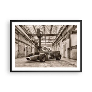 Poster in cornice nera - Auto da corsa in bianco e nero in un interno industriale - 70x50cm - Il riposo del vincitore - Decorazione murale moderna per soggiorno e camera da letto ARTTOR
