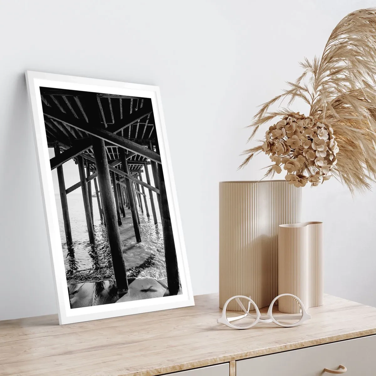 Poster in cornice bianca - Nascondiglio in spiaggia - 70x100 cm