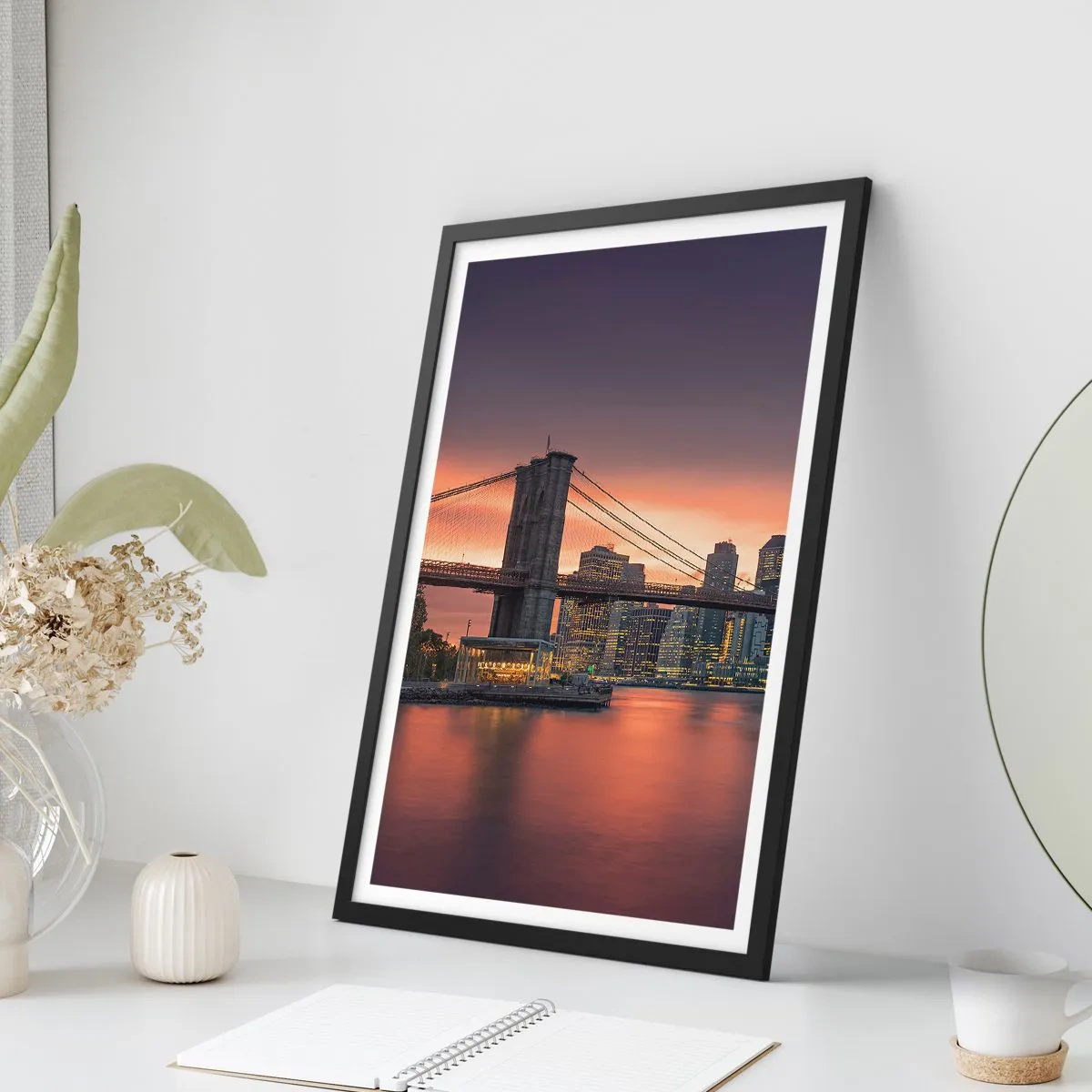 Poster in cornice nera - Ponte di Brooklyn di notte con la città illuminata sullo sfondo - 50x70cm - Immersa nel silenzio lilla - Decorazione murale moderna per soggiorno e camera da letto ARTTOR