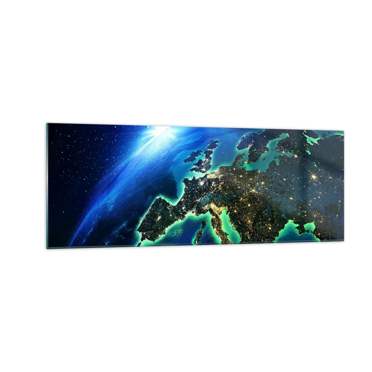 Quadro su vetro - Una vista di Europa dallo spazio, alla luce del sole nascente. - 140x50cm - L'Europa scintillante - Decorazione murale moderna per soggiorno e camera da letto ARTTOR