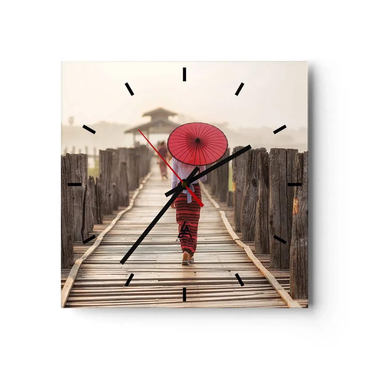 Orologio da parete - Orologio in Vetro - Una donna con un ombrello rosso su un ponte di legno - 30x30cm - Sul vecchio ponte - Decorazione murale moderna per soggiorno e camera da letto ARTTOR