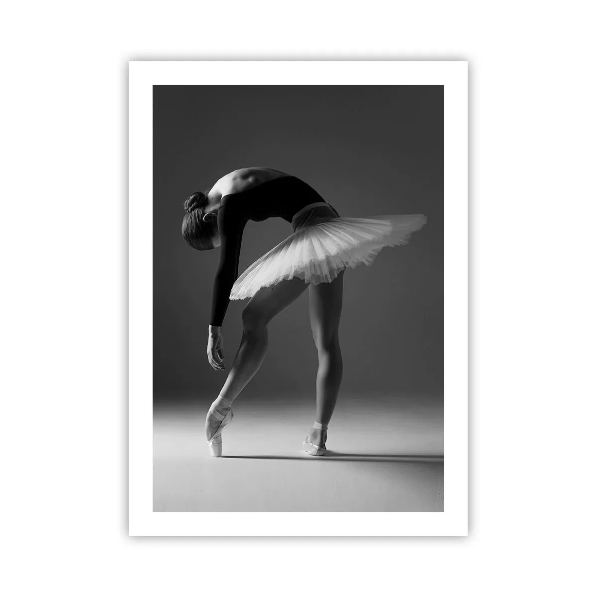 Poster - Una ballerina in una composizione in bianco e nero in una posa elegante - 50x70cm - Bella ballerina - Decorazione murale moderna per soggiorno e camera da letto ARTTOR