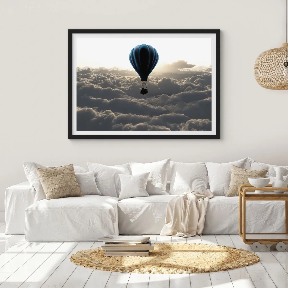 Poster in cornice nera - Una mongolfiera contro un cielo con nuvole al tramonto - 70x50cm - Viaggiatore sopra le nuvole - Decorazione murale moderna per soggiorno e camera da letto ARTTOR