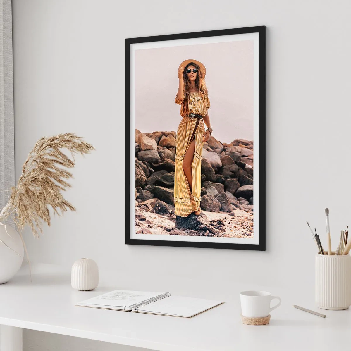 Poster in cornice nera - Donna elegante con un abito boho su uno sfondo roccioso - 50x70cm - La magia delle pietre - Decorazione murale moderna per soggiorno e camera da letto ARTTOR