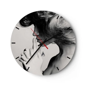 Orologio da parete - Orologio in Vetro - Foto in bianco e nero di una donna con il dito sulle labbra - 30x30cm - Ascoltando se stessa - Decorazione murale moderna per soggiorno, cucina e camera da letto ARTTOR