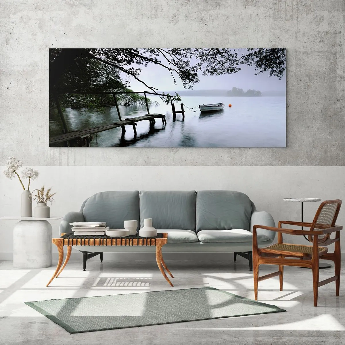 Quadro su vetro - Un molo sull'acqua con una barca sullo sfondo circondata da un paesaggio nebbioso - 140x50cm - E già ti riposi - Decorazione murale moderna per soggiorno e camera da letto ARTTOR