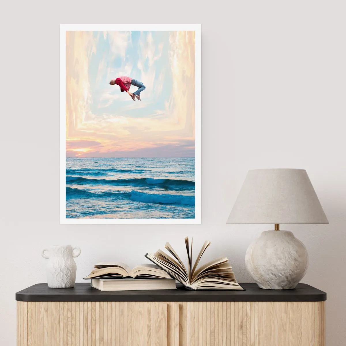 Poster - Un uomo salta nel cielo sopra l'oceano al tramonto - 50x70cm - In un'altra dimensione - Decorazione murale moderna per soggiorno e camera da letto ARTTOR