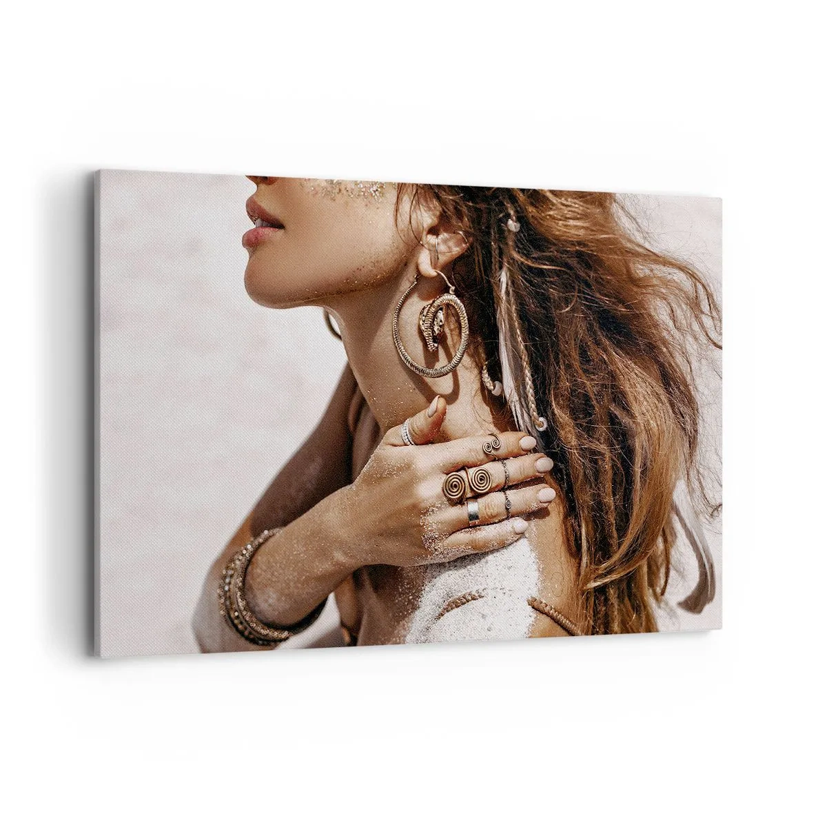 Quadro su tela - Stampe su Tela - Donna elegante con gioielli su uno sfondo di sabbia chiara - 120x80cm - Regina della spiaggia selvatica - Decorazione murale moderna per soggiorno e camera da letto ARTTOR