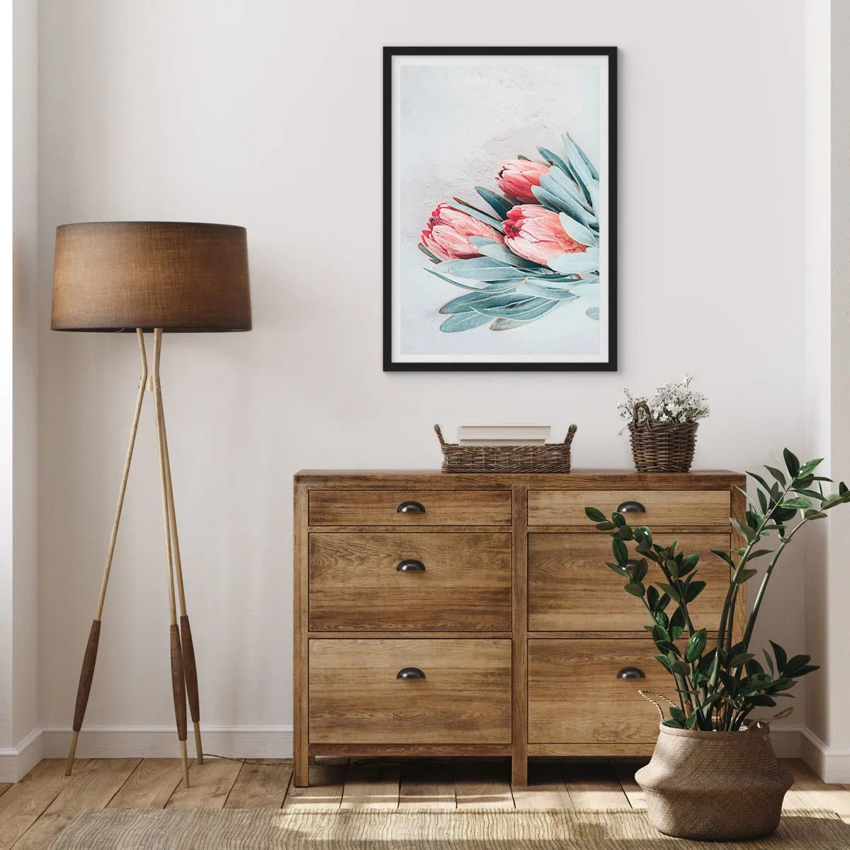 Poster in cornice nera - Una delicata composizione di fiori di protea su uno sfondo chiaro - 50x70cm - Imbarazzati per la propria bellezza - Decorazione murale moderna per soggiorno e camera da letto ARTTOR