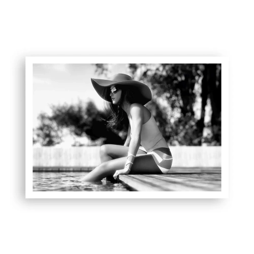 Poster - Donna con cappello in piscina in bianco e nero - 100x70cm - Sogno estivo - Decorazione murale moderna per soggiorno e camera da letto ARTTOR