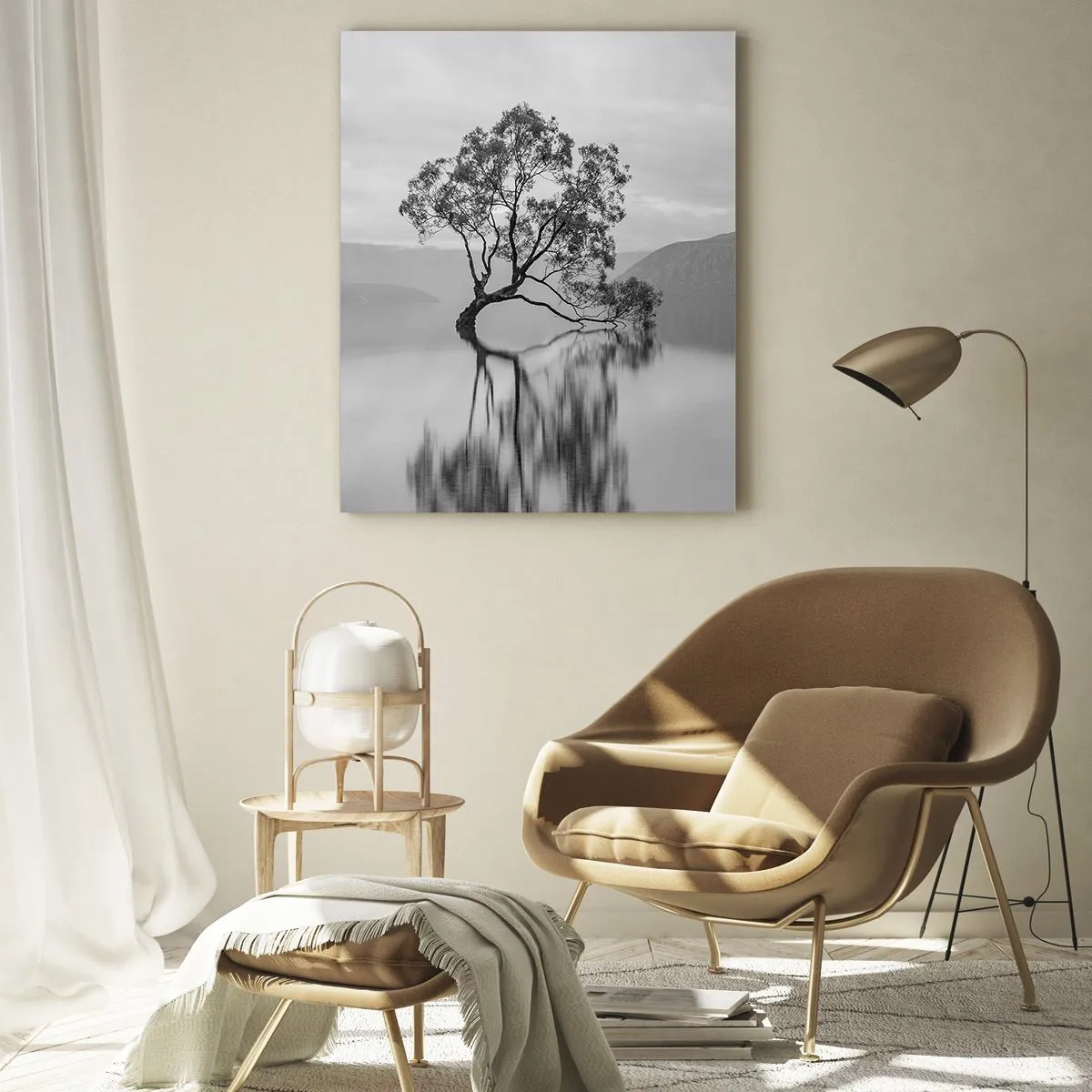 Quadro su vetro - Un albero solitario riflesso nell'acqua con le montagne sullo sfondo - 80x120cm - C'è un paese così - Decorazione murale moderna per soggiorno e camera da letto ARTTOR