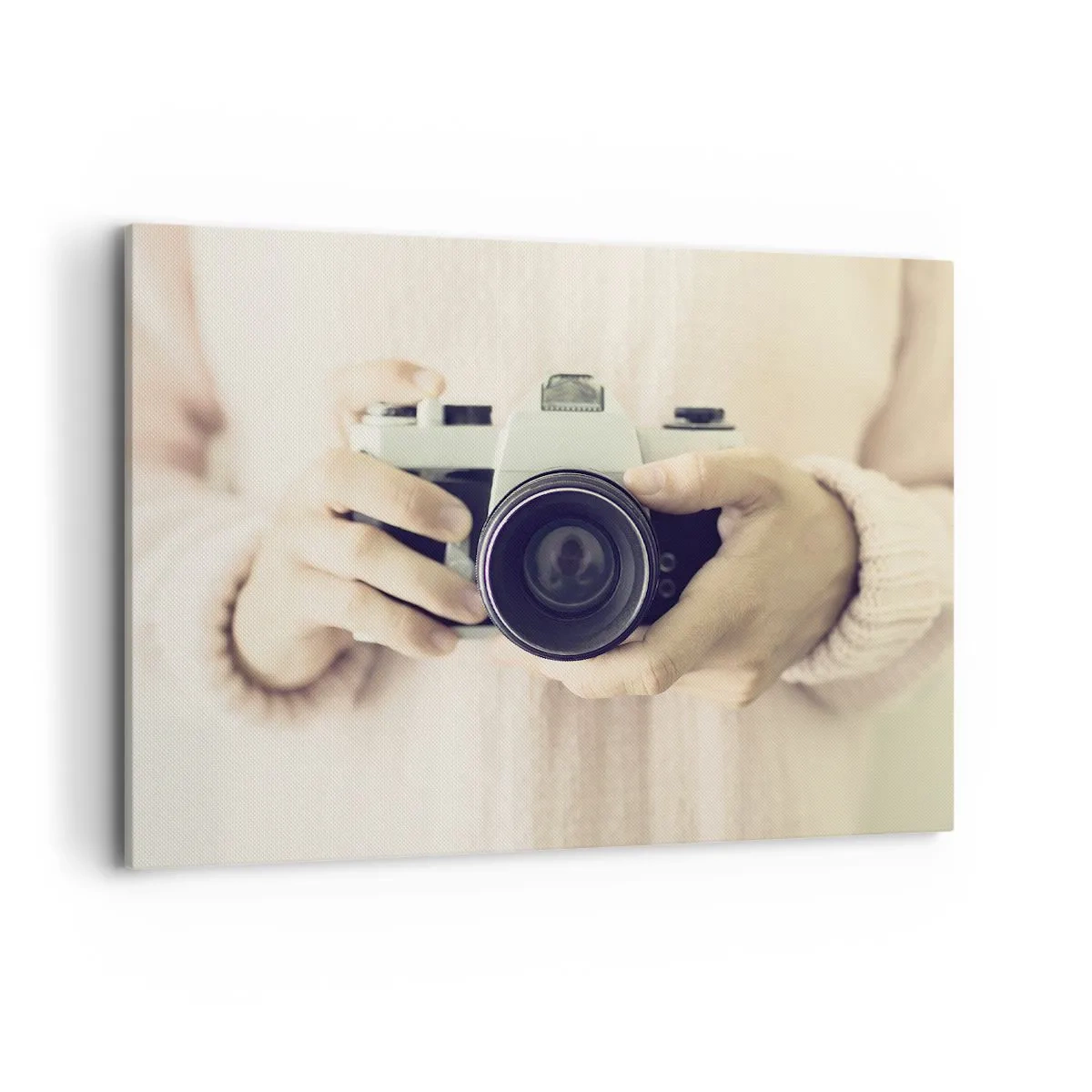 Quadro su tela - Stampe su Tela - Macchina fotografica retrò tenuta in mano su uno sfondo chiaro - 100x70cm - Per vedere meglio... - Decorazione murale moderna per soggiorno e camera da letto ARTTOR