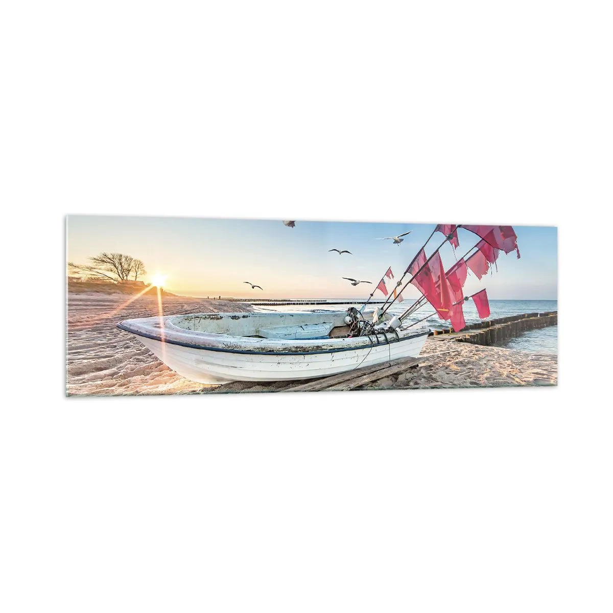 Quadro su vetro - Una barca sulla spiaggia all'alba con gabbiani e bandiere rosse - 160x50cm - Meritato riposo - Decorazione murale moderna per soggiorno e camera da letto ARTTOR
