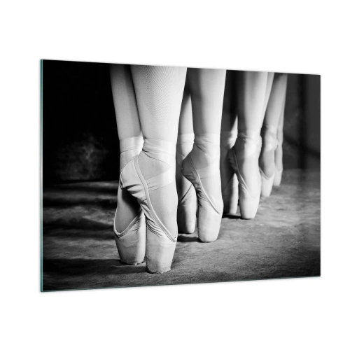 Quadro su vetro - Ballerine sulle punte in un ambiente in bianco e nero - 100x70cm - Insieme, con leggerezza - Decorazione murale moderna per soggiorno e camera da letto ARTTOR