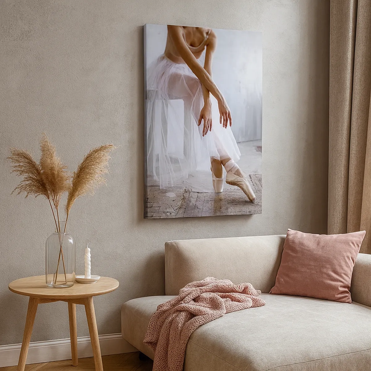 Quadro su tela - Stampe su Tela - Una ballerina in una posa delicata su uno sfondo industriale - 50x70cm - Prima che si accendano le luci del palco - Decorazione murale moderna per soggiorno e camera da letto ARTTOR