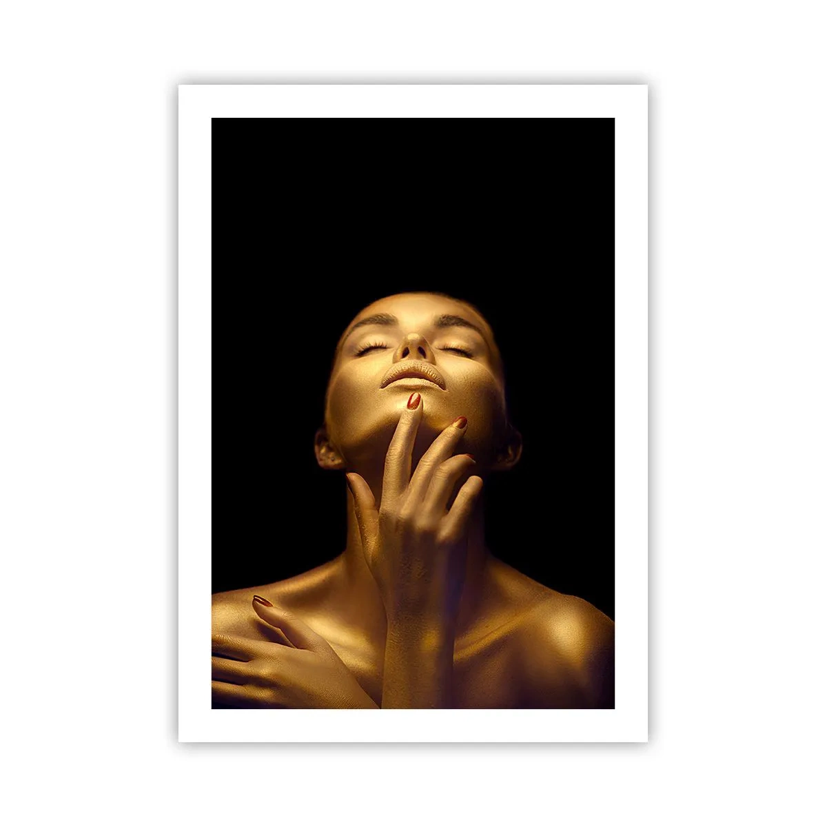 Poster - Una figura dorata su sfondo nero in una posa elegante - 50x70cm - Come seta d'oro - Decorazione murale moderna per soggiorno e camera da letto ARTTOR