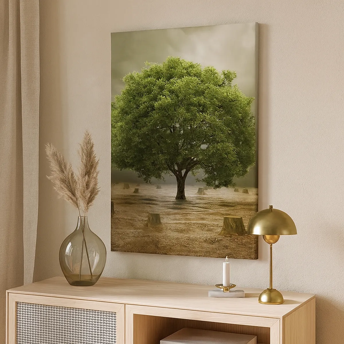 Quadro su tela - Stampe su Tela - Un albero verde circondato da tronchi d'albero abbattuti contro un cielo nuvoloso - 50x70cm - Ogni speranza - Decorazione murale moderna per soggiorno e camera da letto ARTTOR