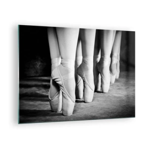 Quadro su vetro - Ballerine sulle punte in un ambiente in bianco e nero - 70x50cm - Insieme, con leggerezza - Decorazione murale moderna per soggiorno e camera da letto ARTTOR
