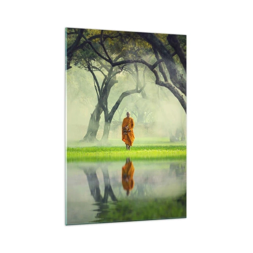 Quadro su vetro - Un monaco con una tunica arancione in una foresta con uno sfondo nebbioso e il riflesso nell'acqua. - 70x100cm - In cammino verso l'illuminazione - Decorazione murale moderna per soggiorno e camera da letto ARTTOR