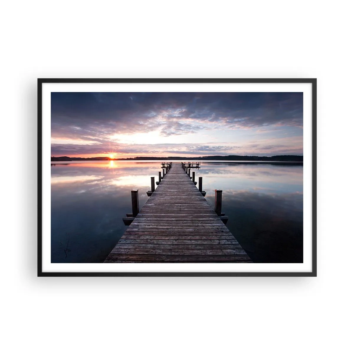 Poster in cornice nera - Un molo su un lago al tramonto in un paesaggio tranquillo - 100x70cm - Il silenzioso confine del giorno e della notte - Decorazione murale moderna per soggiorno e camera da letto ARTTOR