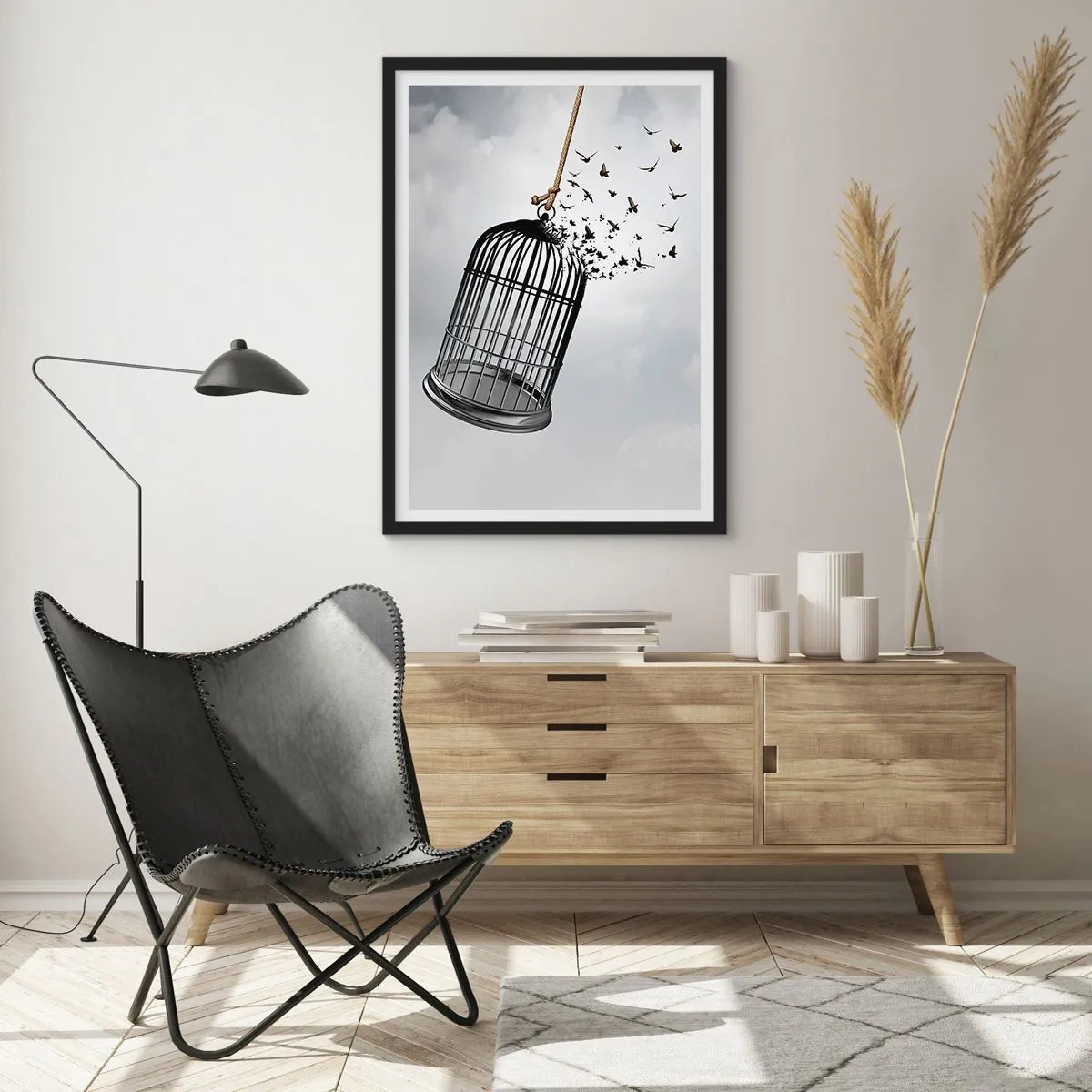 Poster in cornice nera - Uccelli che volano fuori da una gabbia aperta su uno sfondo di nuvole - 50x70cm - Fede... Speranza... Libertà! - Decorazione murale moderna per soggiorno e camera da letto ARTTOR
