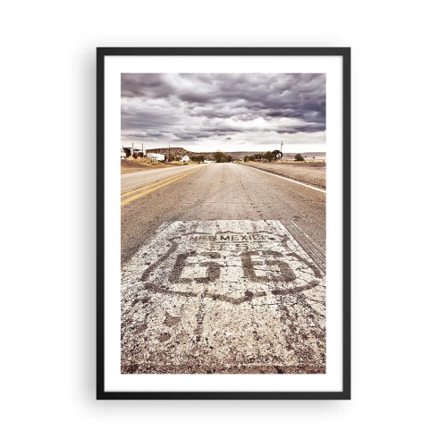 Poster in cornice nera - Una strada con il simbolo della Route 66 che attraversa un paesaggio desertico - 50x70cm - La Route 66: una leggenda americana - Decorazione murale moderna per soggiorno e camera da letto ARTTOR
