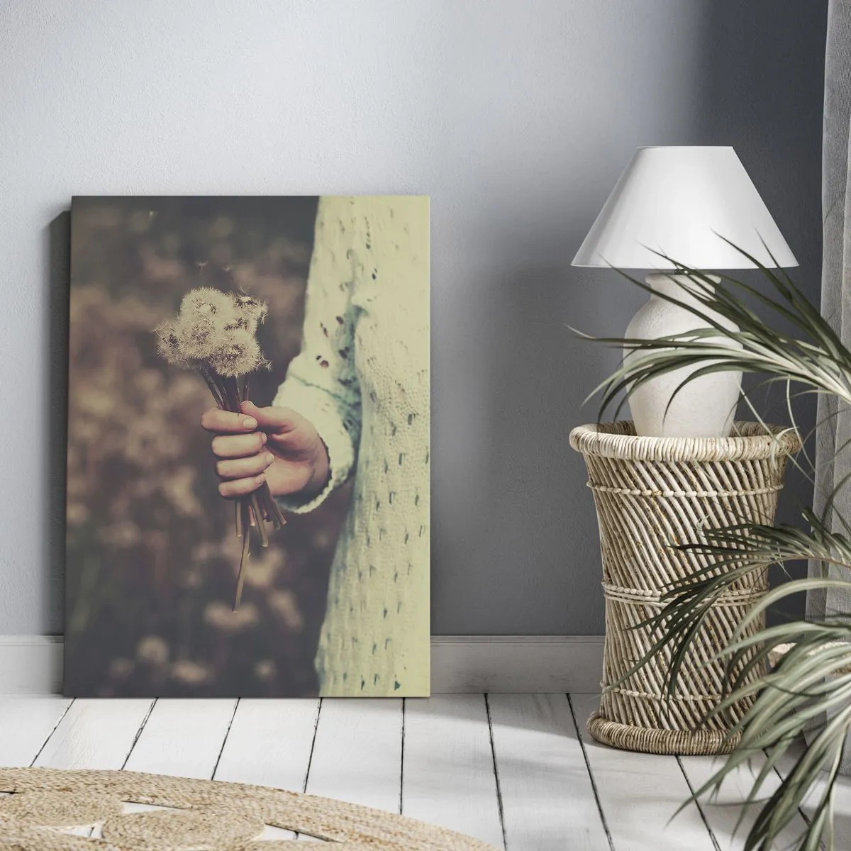 Quadro su tela - Stampe su Tela - Una mano che tiene dei denti di leone sullo sfondo sfocato di un campo pieno di fiori. - 80x120cm - Fermali per favore - Decorazione murale moderna per soggiorno e camera da letto ARTTOR