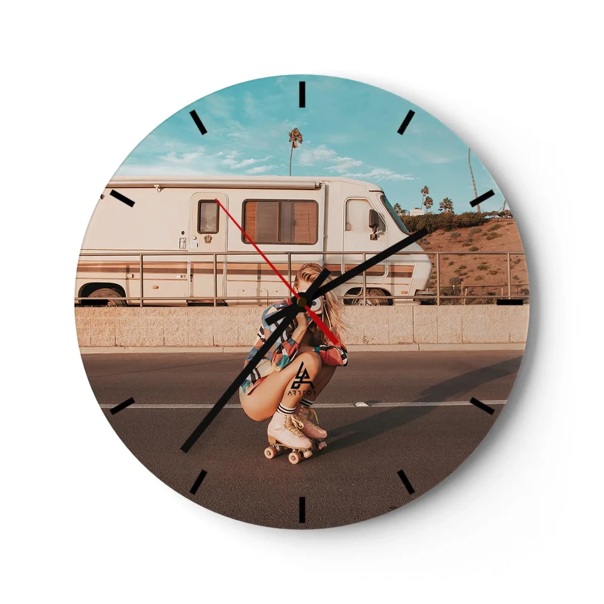 Orologio da parete - Orologio in Vetro - Una ragazza pattina a rotelle davanti a un camper in una giornata di sole - 30x30cm - Sorridi per favore! - Decorazione murale moderna per soggiorno, cucina e camera da letto ARTTOR