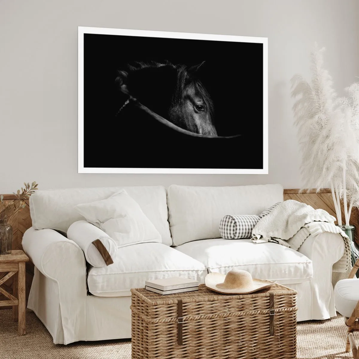 Poster - Ritratto in bianco e nero di un cavallo con un sottile gioco di luci e ombre su uno sfondo scuro. - 100x70cm - Il principe nero - Decorazione murale moderna per soggiorno e camera da letto ARTTOR