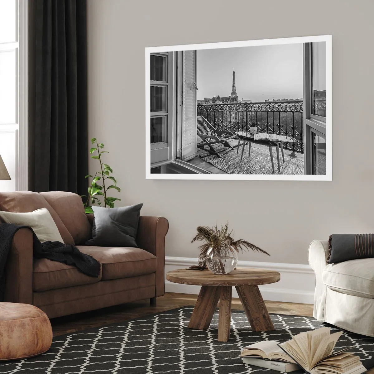Poster - Vista della Torre Eiffel dal balcone con sedie a sdraio e tavolo - 100x70cm - Pomeriggio parigino - Decorazione murale moderna per soggiorno e camera da letto ARTTOR